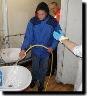 David bei Reinigen der Waschbecken