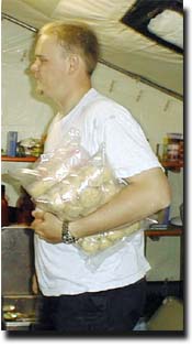 Tilli beim Kn�delkochen