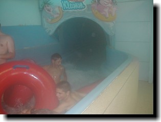 Auf der Wasserrutsche