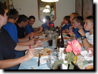 Beim Pizzaessen